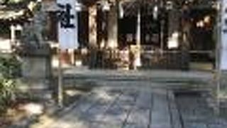 住宅街の坂道をのぼりつめたところにある神社