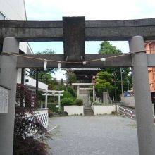 下練馬の富士塚は、富士嶽神社の中にあります。入って左側奥です