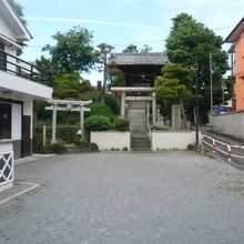 富士嶽神社の左奥には、下練馬の富士塚の白い鳥居が見えます。