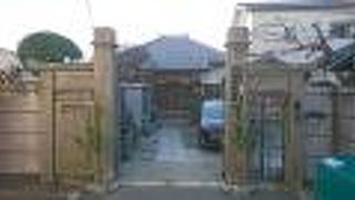 珍しいデザインの山門