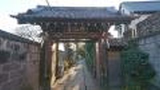 歴史の重みを感じる山門