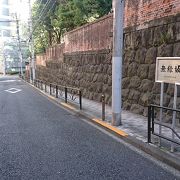 旧岩崎邸庭園の脇を通る坂道