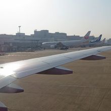 到着機から見たターミナル。