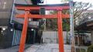 歴史の重みを感じる祠