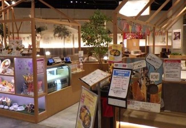 THE OUTLETSのカフェ