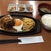 ドリンク付きのボリュームたっぷりの日替わりランチ。