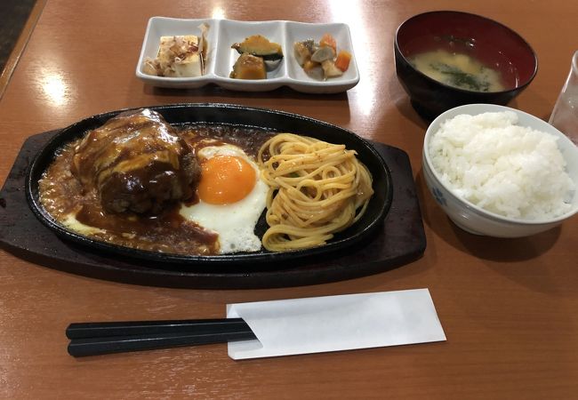 ドリンク付きのボリュームたっぷりの日替わりランチ。