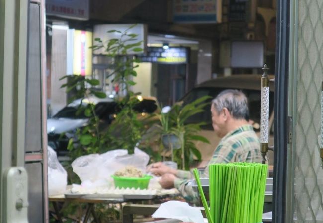 地元の人に人気の水餃。酸辣湯といっしょに