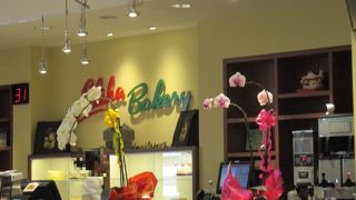 アラモアナセンターの東端に位置する、ローカルに人気のデパートです。