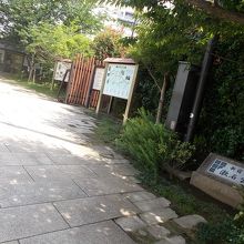 公園入り口です。