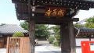 地下鉄東京メトロ東西線早稲田駅から南のエリアにあります。