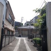 地下鉄都営大江戸線牛込柳町駅から北にあります。