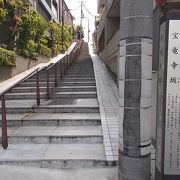 地下鉄都営大江戸線牛込柳町駅から北にあります。