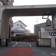 地下鉄都営大江戸線牛込柳町駅から南にあります。
