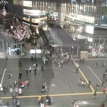 上の階から眺めると駅前を多数の人々が行き交う様子が見えました