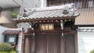 地下鉄都営大江戸線牛込柳町駅から北にあります。