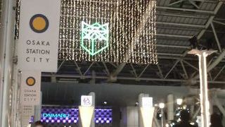 イルミネーションや買い物客で夜も賑やかでした