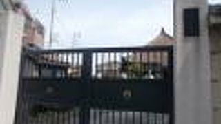 地下鉄都営大江戸線牛込柳町駅から東にあります。