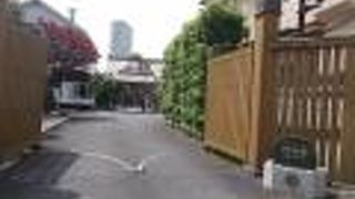 地下鉄都営大江戸線牛込柳町駅の南にあります。