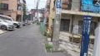 地下鉄都営大江戸線牛込柳町駅から南のエリアにあります。