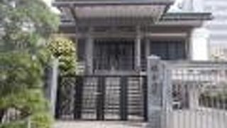 地下鉄都営大江戸線牛込柳町駅から南のエリアにあります。