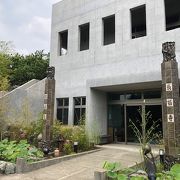 コンクリート２階建ての涅槃堂・位牌堂