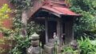 通りから見えないところに、お地蔵様が祀られている