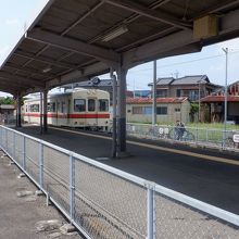 駅に到着する532