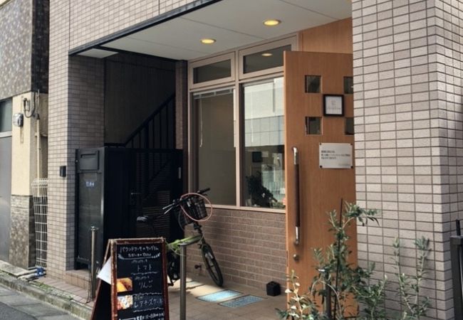 パウンドケーキとデザインが特徴的な生ケーキ