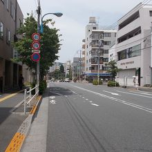 坂の様子です。抜弁天に向かっています。