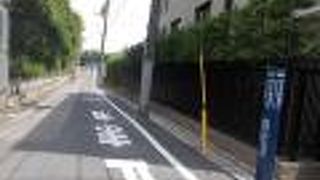 地下鉄都営大江戸線牛込柳町駅から南のエリアにあります。