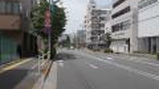 地下鉄都営大江戸線若松河田駅を西にある坂です