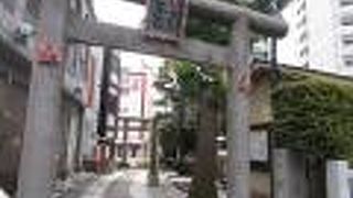 地下鉄都営大江戸線若松河田駅から西にあります。