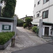 地下鉄都営大江戸線東新宿駅から東のエリアにあります。