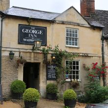 14世紀創業の"The George Inn"(パブ兼お宿)