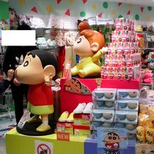 店先には大きなしんちゃんの人  形があり、記念撮影にオススメ