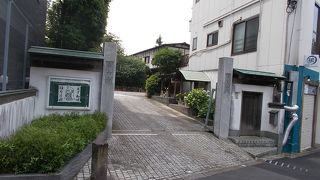 地下鉄都営大江戸線東新宿駅から東のエリアにあります。