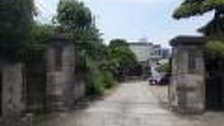 地下鉄都営大江戸線東新宿駅から東のエリアにあります。