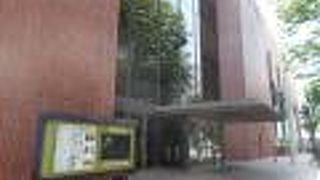 地下鉄都営大江戸線東新宿駅から東南のエリアにあります。