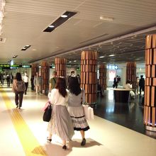 座れるスペースもありますが、人が多かったです