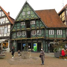 聖十字架26番地に立つ緑の「1526年建築のツェレ最古の家」