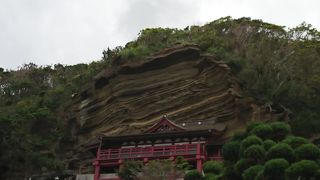 崖に立つ景色のいいお寺