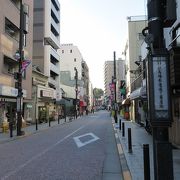 車道と歩道とがはっきりを分離されており、高齢化の進む東京では配慮の行き届いた商店街の一つかと。