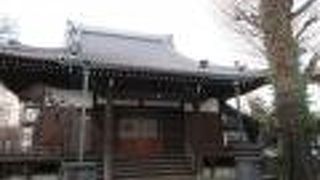 北馬場参道通りから石畳の参道を入った先。