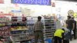 第三ターミナル唯一のコンビニエンスストアのため、とても混雑していました。