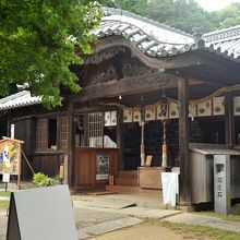 海を見下ろす場所にある