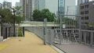 川沿いのスペース