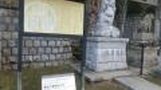 品川神社の石段の手前に、「東海七福神巡り」の案内プレートと大黒天の石像が設置されていました。