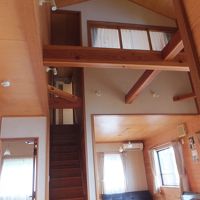 玄関入ってリビング、天井も高くとっても広いです