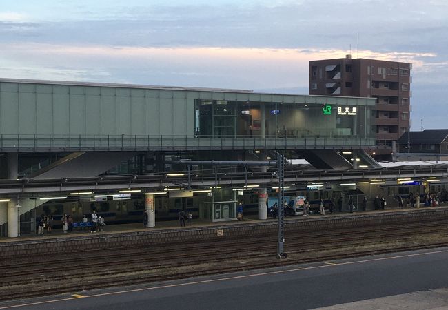 駅の裏から海の上に架かる橋が見えます！